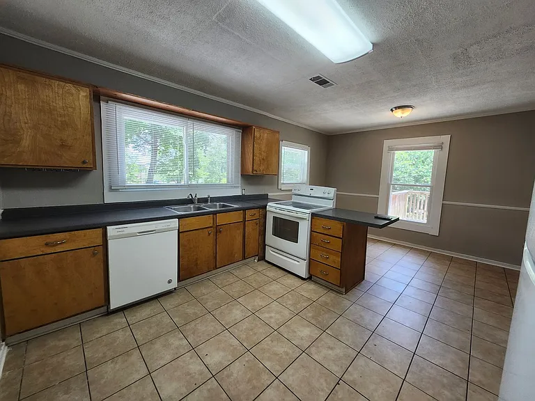 2081 Mae Dell Rd — Photo 2