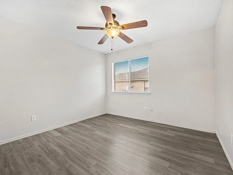1005 Judy Ln — Photo 6