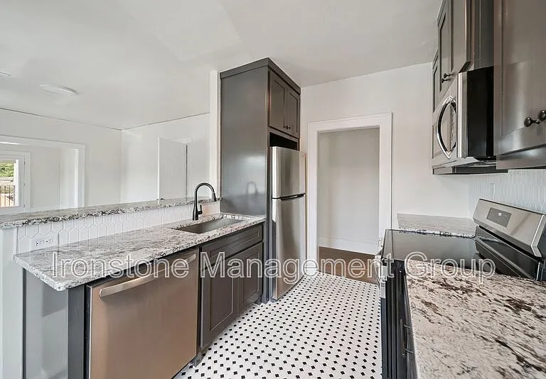 1435 S Peoria Ave — Photo 8