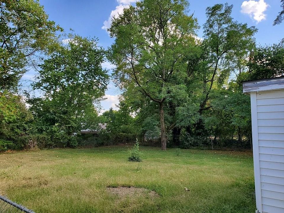 2nd image of 3905 S Sherman Dr
