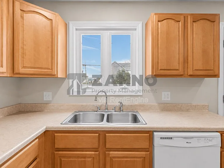 498 Park Ave — Photo 2