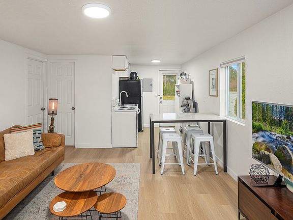4th image of 1015 Madison Ave