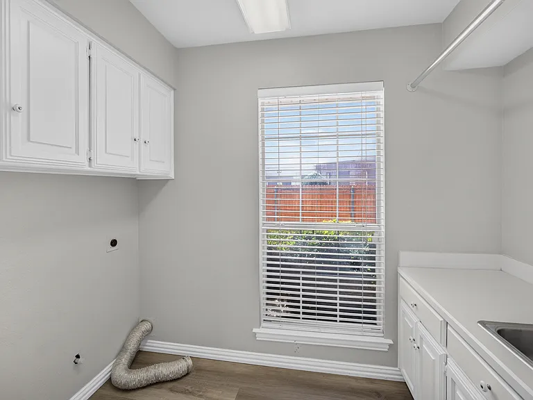 1037 McCoy Dr — Photo 14