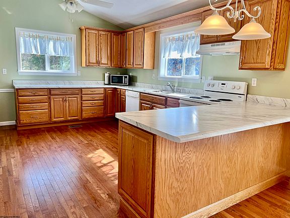 2nd image of 916 Riverview Ln