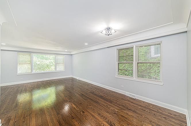 1st image of 7530 N Oakley Ave #2