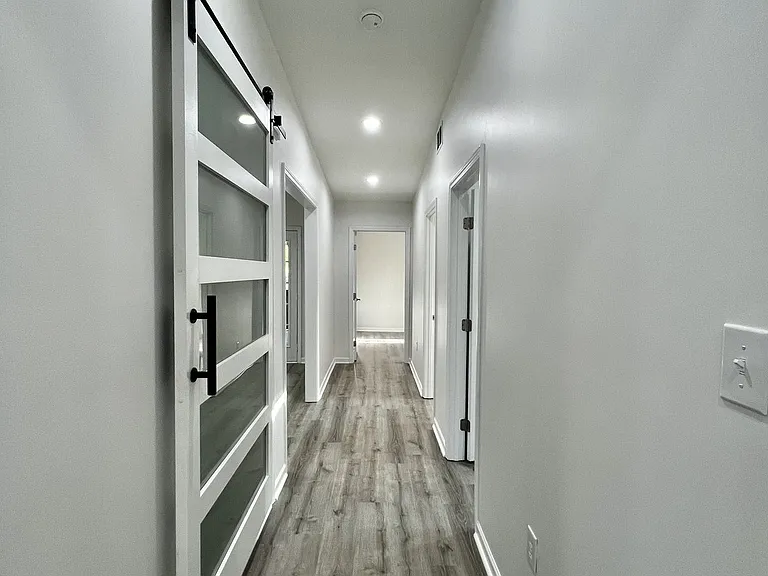 947 Clark St — Photo 8