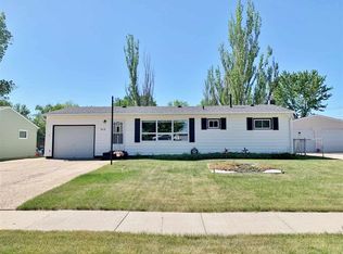 513 25th Ave NW, Minot, ND 58703