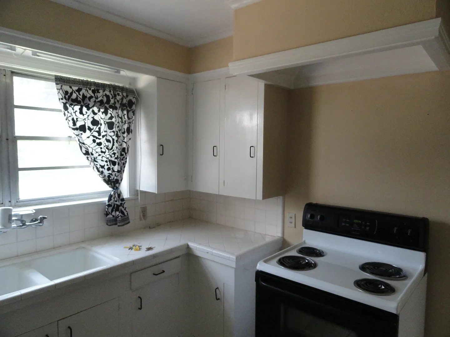 Ashley 212 — Photo 3