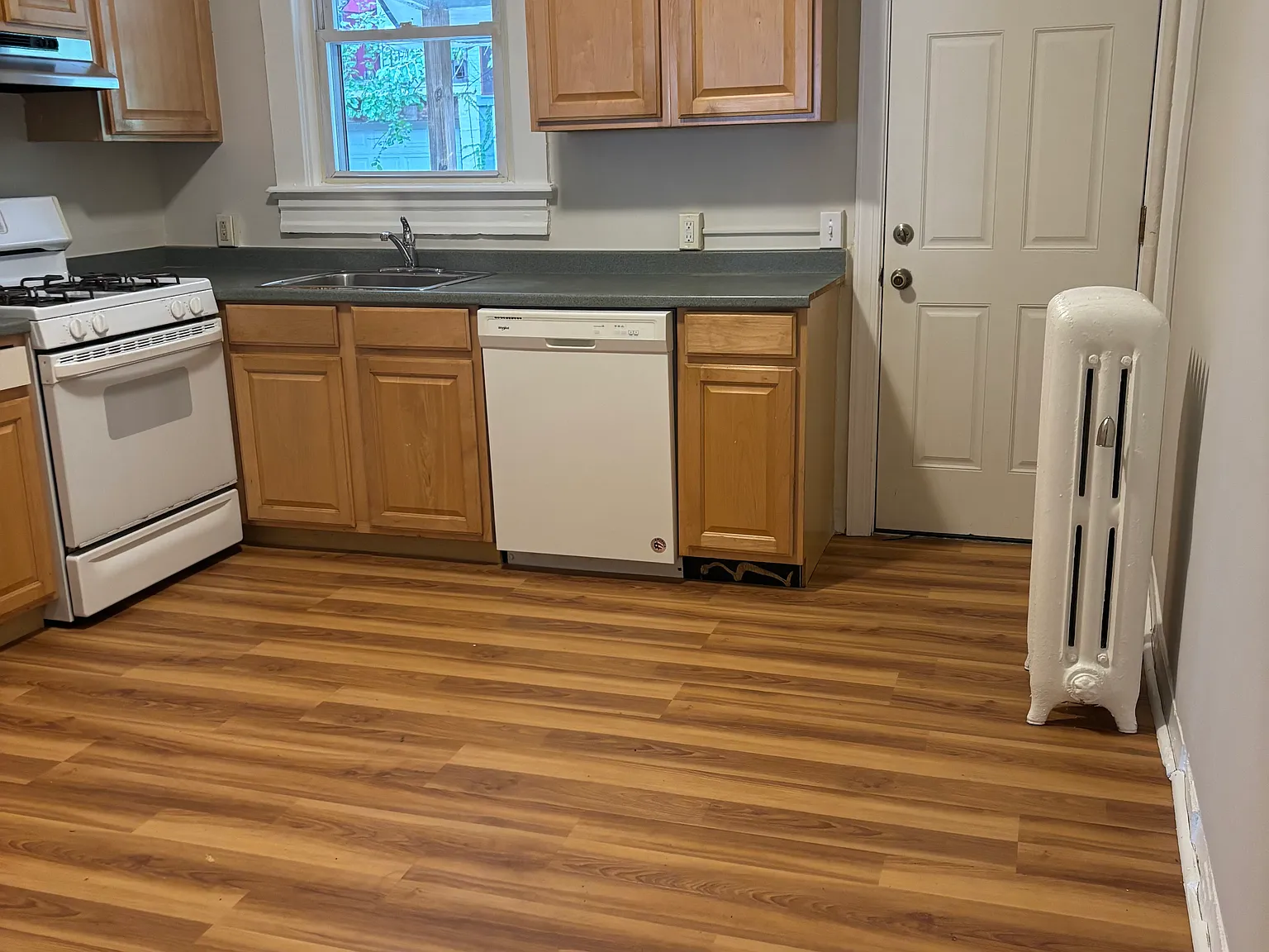 3 bed, 1244 sqft, $2,000 — Photo 4