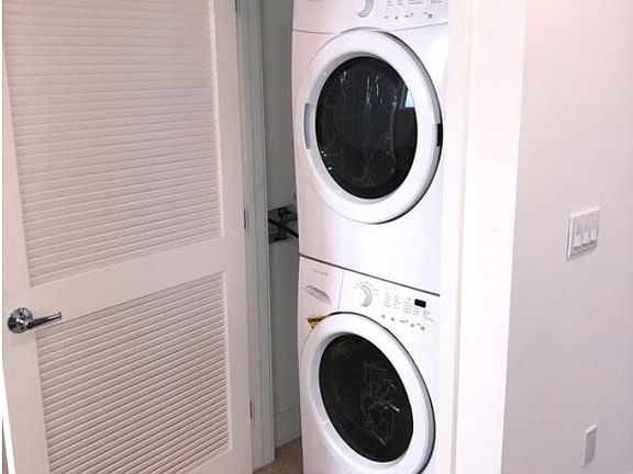 5th image of 14247 Delano St #104