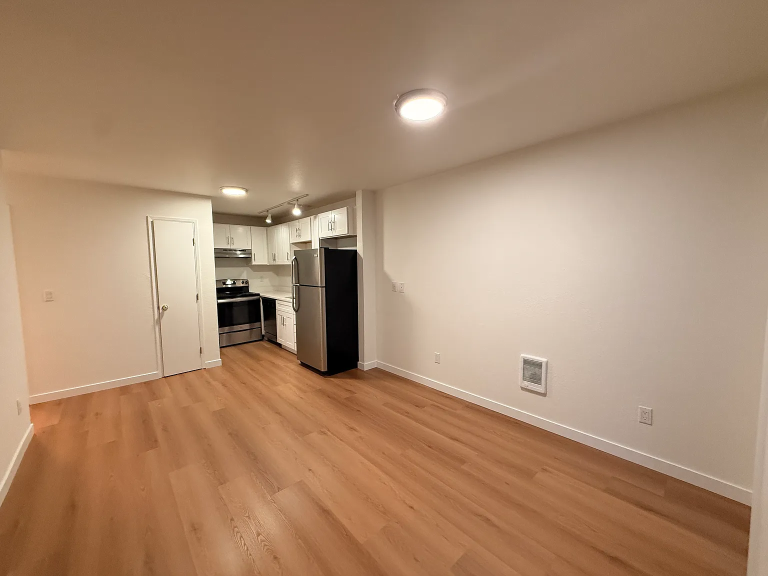 2 bed, 2.5 bath, 1125 sqft, $2,400 — Photo 3