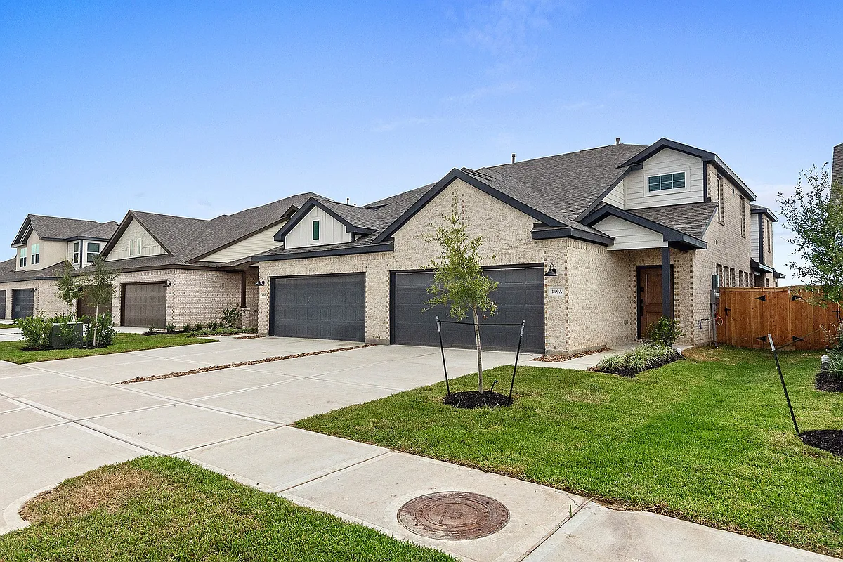 4A | 4 Bed / 2.5 Bath - Entrance With Attached Garage - 1809 N Peach Creek Dr