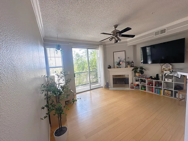 2026 Oxford Ln — Photo 4