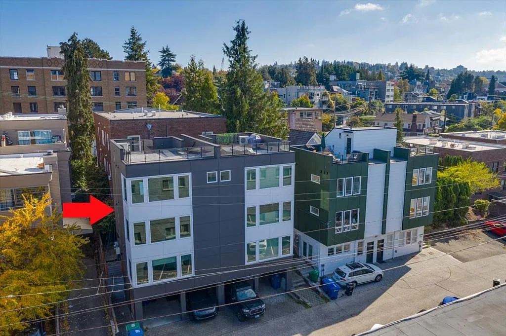 2825 Franklin Ave E — Photo 1