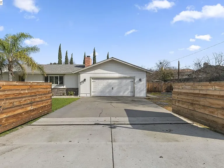 25820 S Macarthur Dr — Photo 2