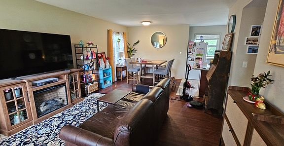 5th image of 617 Burbank Ct