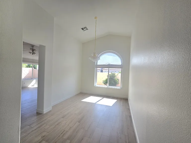 3220 W Sheffield Ave — Photo 8