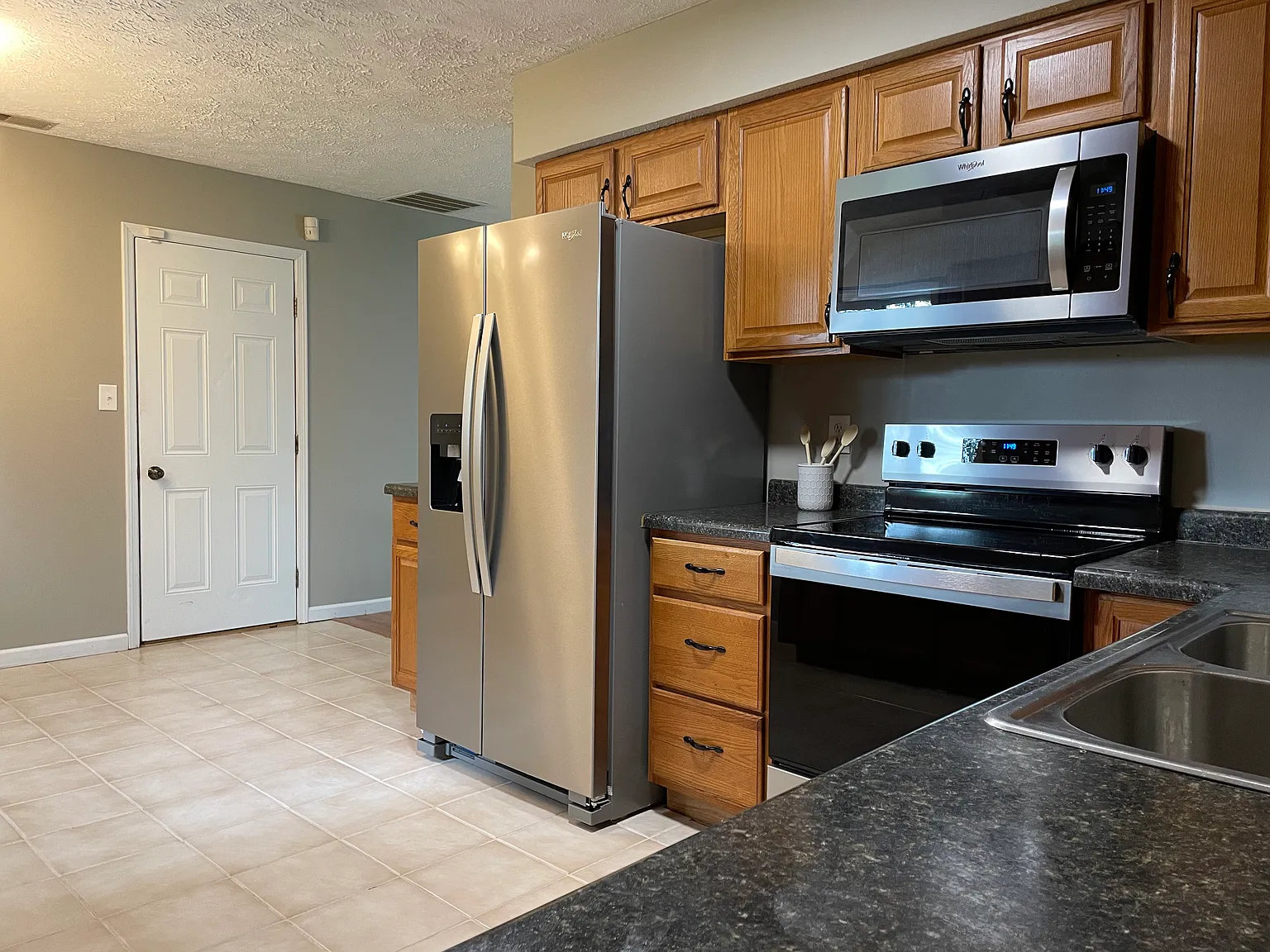 3 bed, 960 sqft, $1,800 — Photo 2