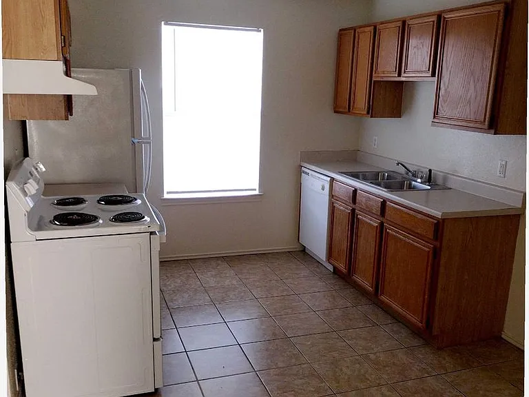 1504 Windward Dr — Photo 3
