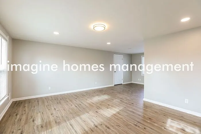 9010 W 82nd St — Photo 3