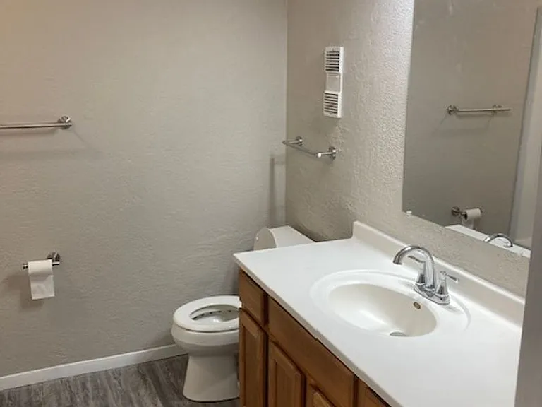 Hollow Hills Apartments — Photo 82