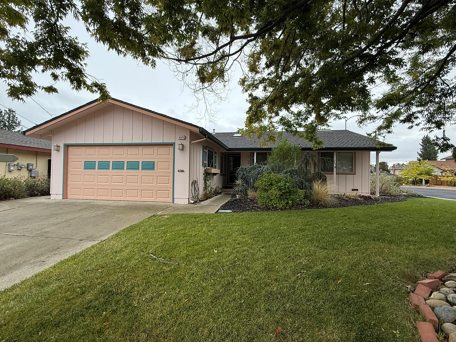 4074 Drake Way photo 1