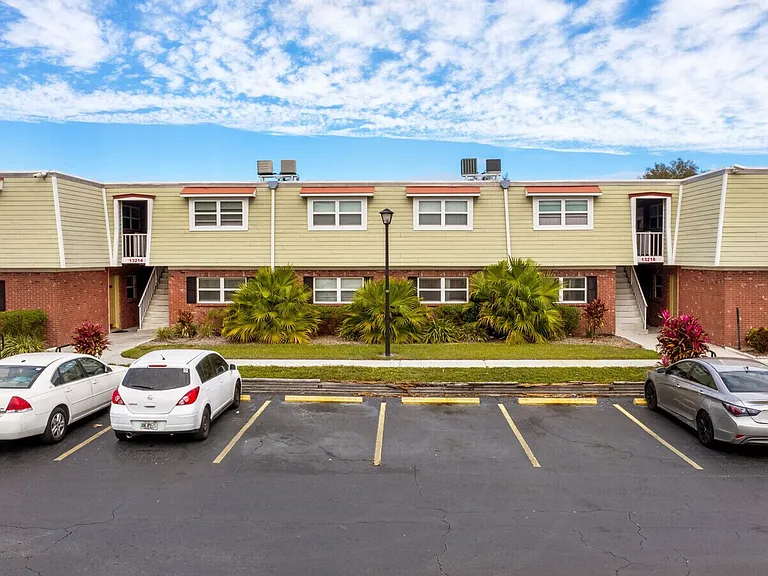 Greenbriar Villa Apartments — Photo 16