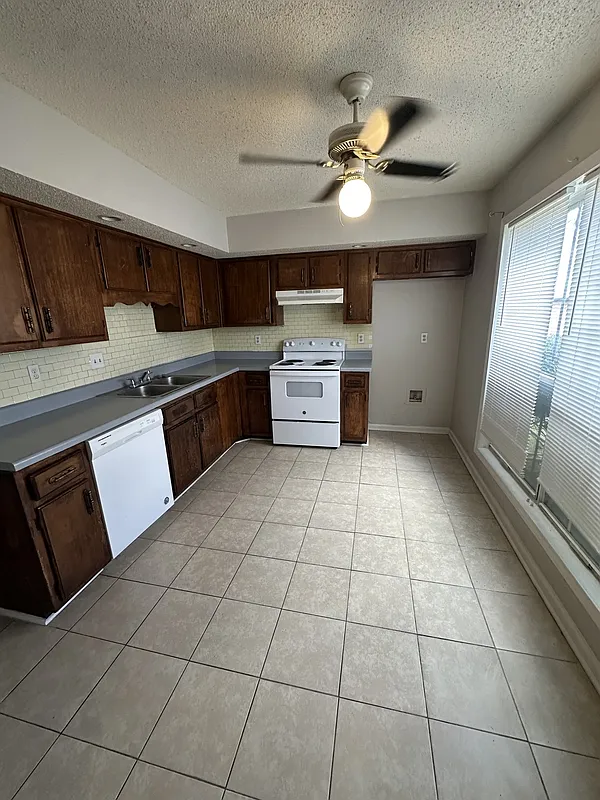 2 bed, 2.5 bath, 1536 sqft, $1,195 — Photo 2