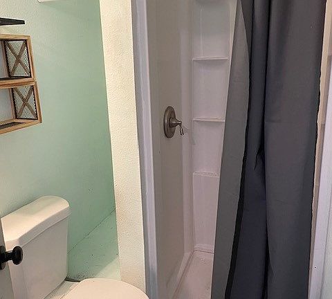 Toilet/closet/shower