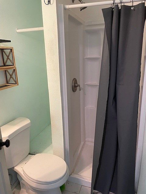 Toilet/closet/shower