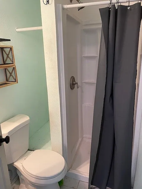 Toilet/closet/shower