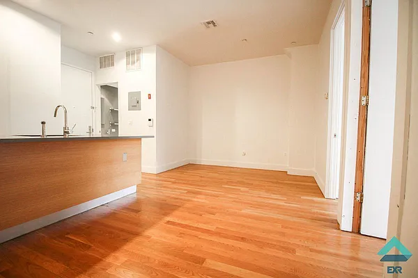 Rented by EXR | media 2