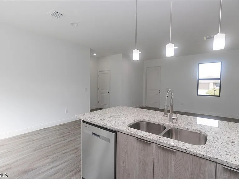 1217 Cellini St E — Photo 13