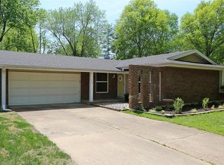 516 Ballwood Dr, Ballwin, MO