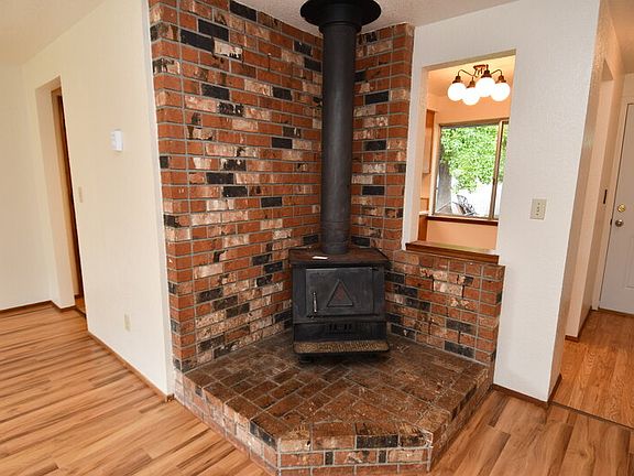 3rd image of 805 NE Ash Ct