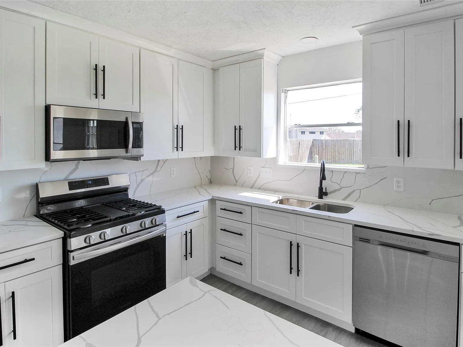 5 bed, 3.0 bath, 2256 sqft, $2,600 — Photo 4