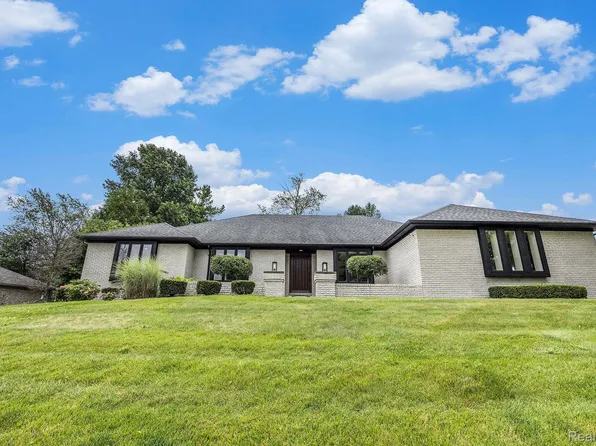 61937 Surrey Ln, Washington, MI 48094