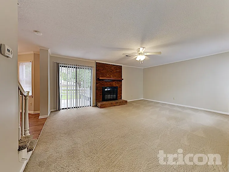 2820 Royal Ridge Ln — Photo 2