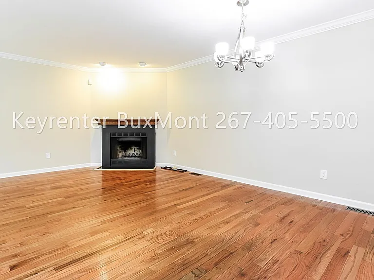 100 Victoria Dr — Photo 5