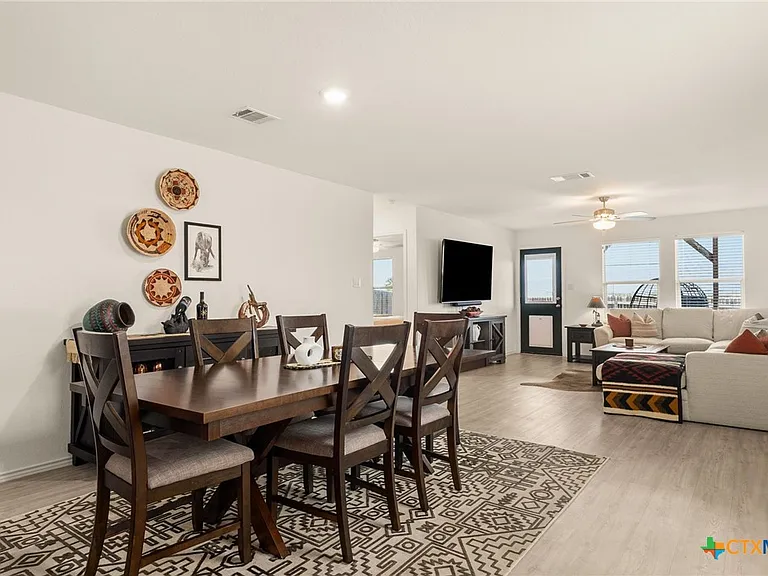 9129 Navarro Vis — Photo 11