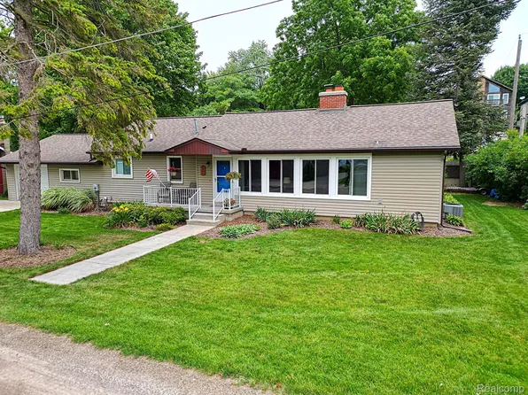 10275 Grove Dr, Whitmore Lake, MI 48189