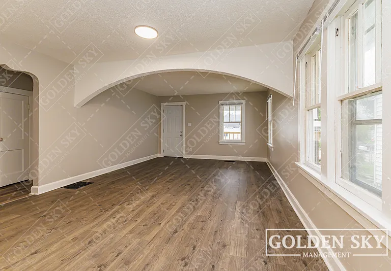 2307 S Jefferson St — Photo 3
