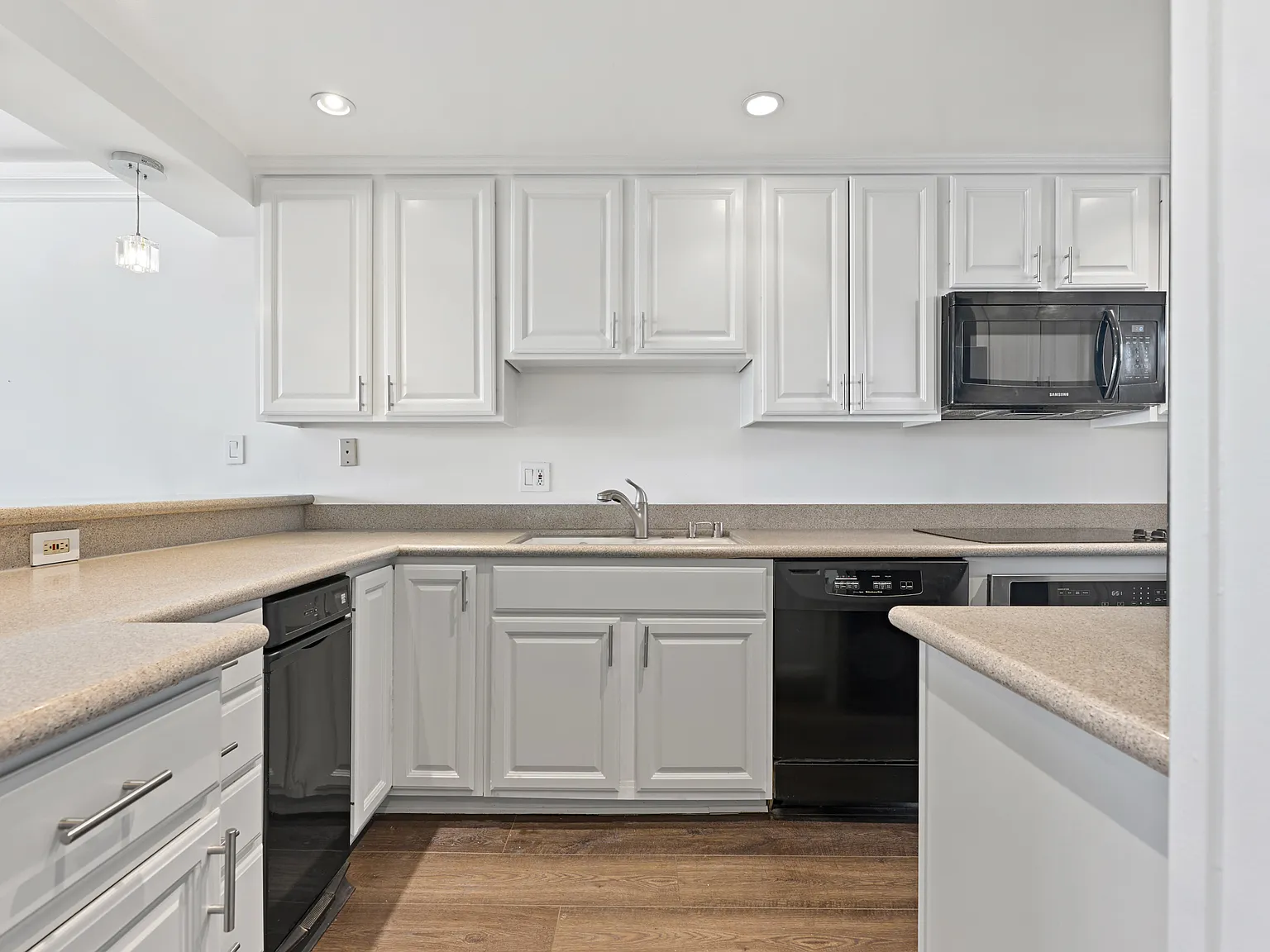 2 bed, 2.0 bath, 1422 sqft, $5,250 — Photo 4