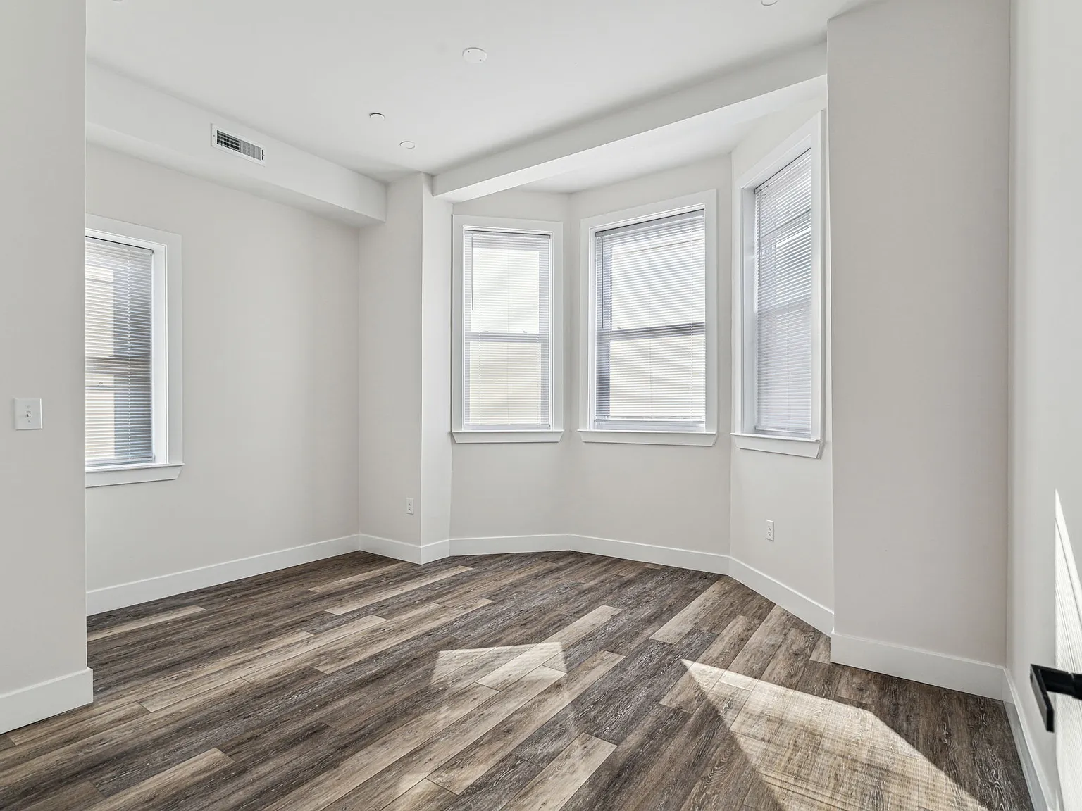 3 bed, 1200 sqft, $1,575 — Photo 3