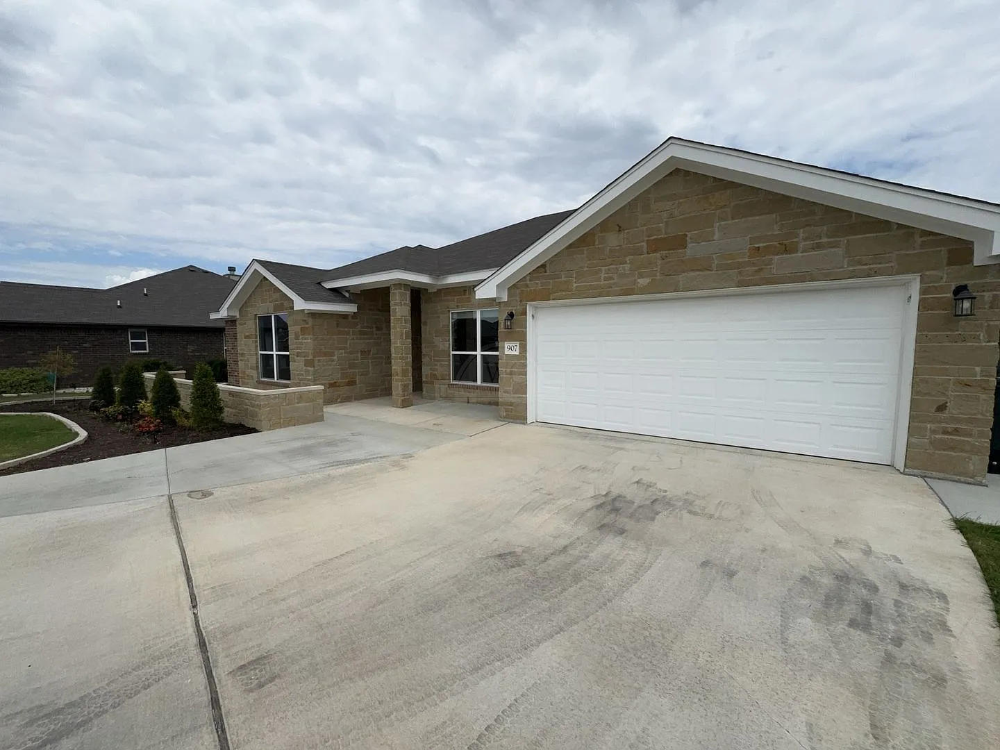Modern 3-Bedroom Home — Photo 3
