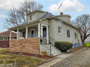 7375 Gronow Ave, Center Line, MI 48015