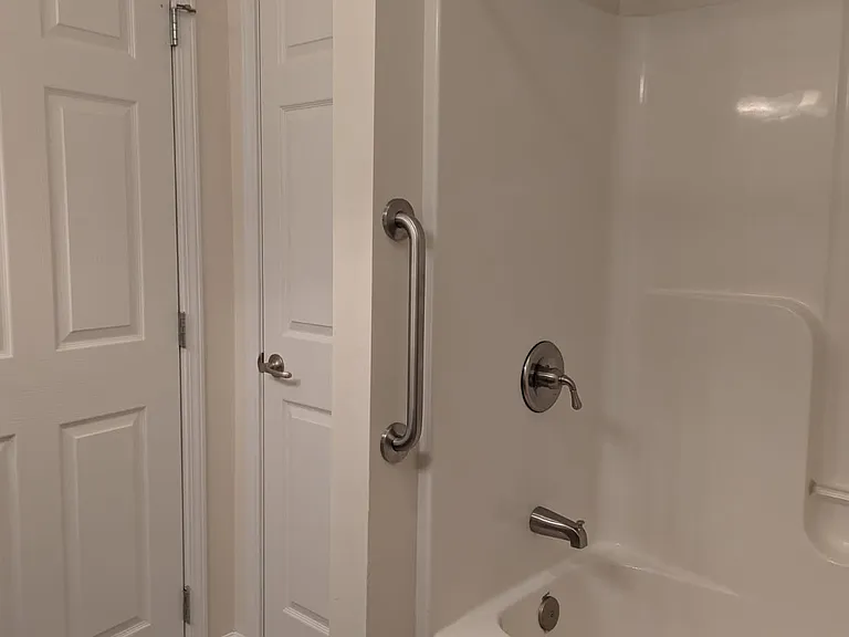 Bath 2 - MBR (w/linen)