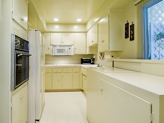 4th image of 972 E California Blvd Unit 103