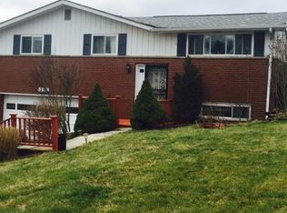 135 Convair Dr, Coraopolis, PA 15108