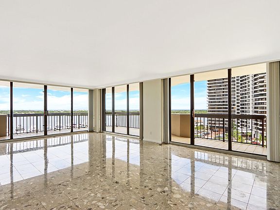 4th image of 108 Lakeshore Dr APT 940